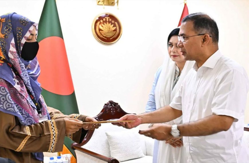 প্রধানমন্ত্রীর সঙ্গে হাটহাজারীতে শহীদ সেনাসদস্যদের পরিবারের সাক্ষাৎ, আর্থিক সহায়তা