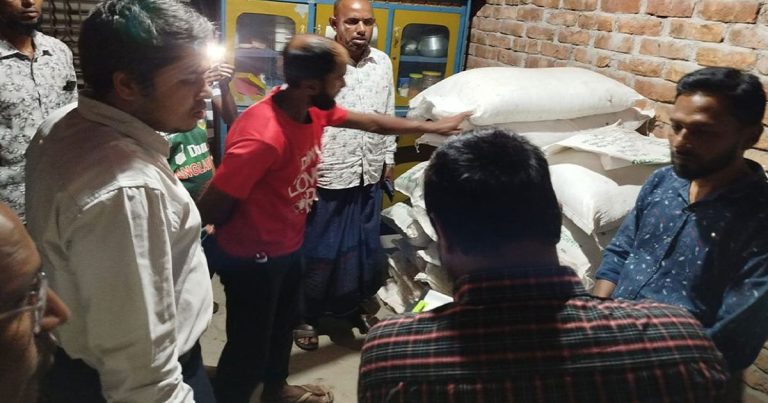 পঞ্চগড়ে ৫৮ বস্তা সার জব্দ, ভ্যান চালকসহ সার&hellip;