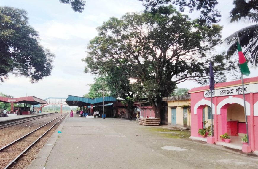 কাউনিয়া জংশন স্টেশনে পুরোনো অবকাঠামো ও মিটারগেজ লাইনে ঝুঁকি নিয়ে চলছে ট্রেন
