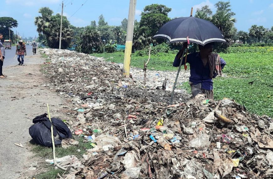 আদমদীঘির ময়লা-আবর্জনা সান্তাহার পৌর শহরে ফেলার অভিযোগ এসিল্যান্ডের বিরুদ্ধে