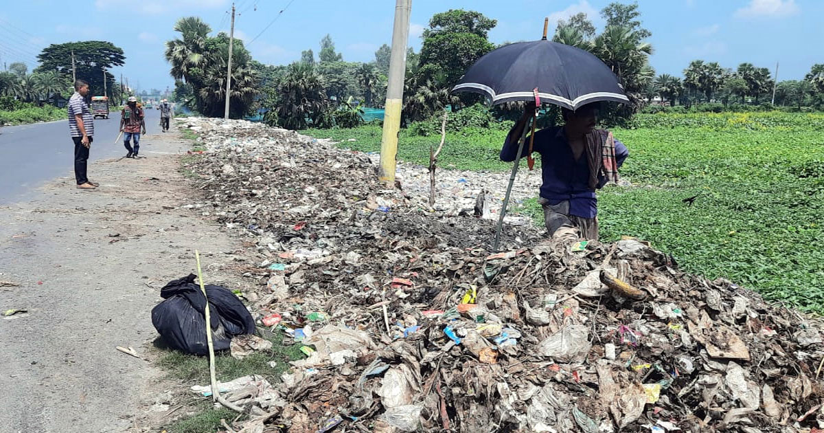 আদমদীঘির ময়লা-আবর্জনা সান্তাহার পৌর শহরে ফেলার অভিযোগ এসিল্যান্ডের বিরুদ্ধে