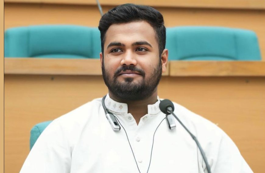 পরীক্ষা চলাকালে শৌচাগারে যাওয়ার কথা বলে চ্যাটজিপিটি দিয়ে নকল, শাস্তি পেলেন ঢাবির হল সংসদ নেতা