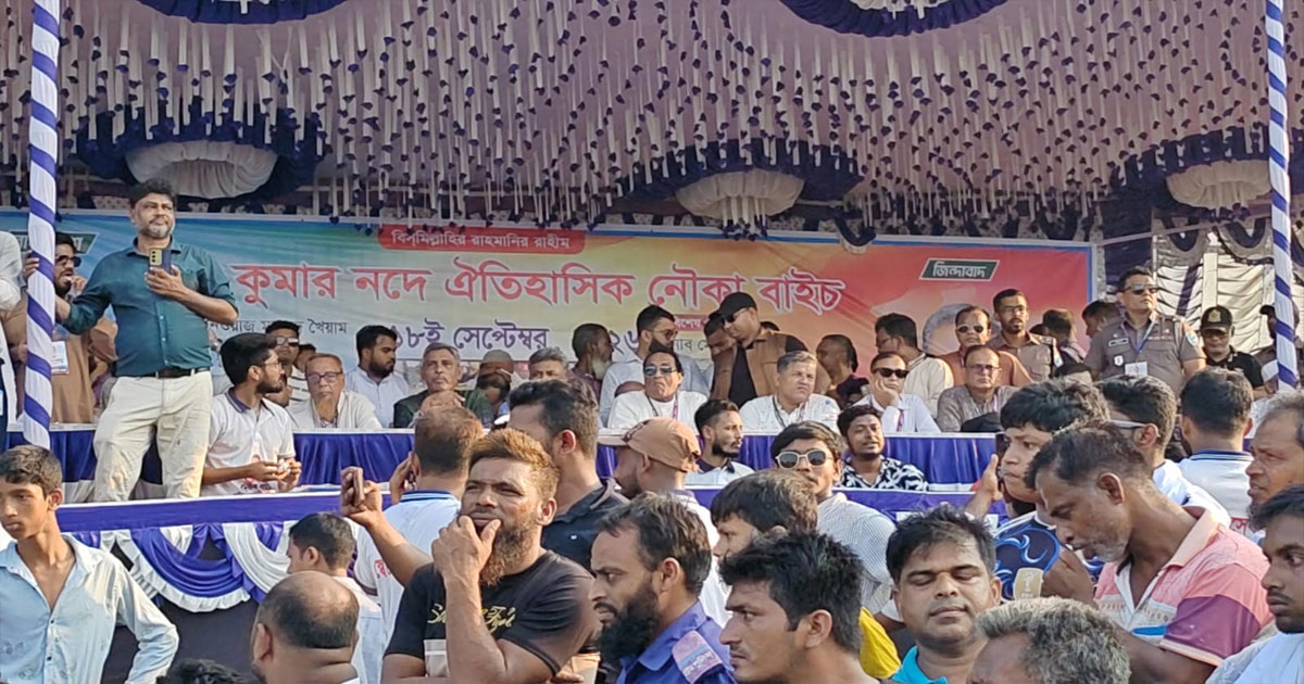 ১৫ বছর পর ভাঙ্গার কুমার নদে ঐতিহ্যবাহী নৌকাবাইচ: লাখো মানুষের ঢল