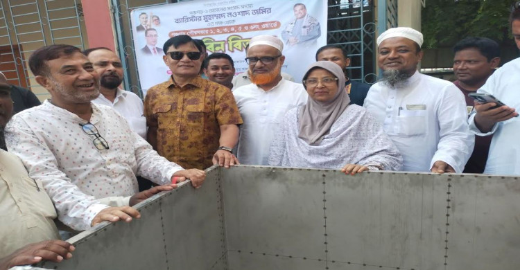 পঞ্চগড় পৌরসভার পরিছন্নতা জোরদার করার লক্ষ্যে এমপি নওশাদ জমির এর উদ্যোগে ডাস্টবিন বিতরণ