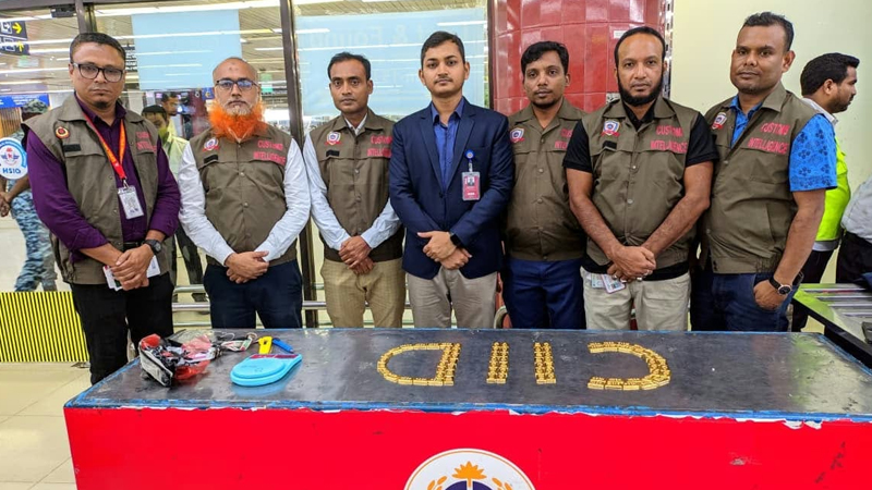 শাহজালালে দুই বিমানকর্মীর জুতায় মিলল ১৬ কোটি টাকার স্বর্ণ