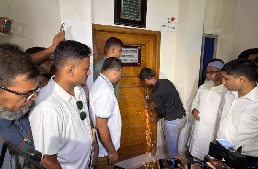 রামেবিতে ম্যাজিস্ট্রেটের উপস্থিতিতে কাটা হলো উপাচার্যের কক্ষের তালা