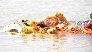 দুর্গাপুর্জার উপত্তিস্থল রাজশাহীর তাহেরপুরে সিদুর শুভক্ষণে প্রতিমা বিসর্জন