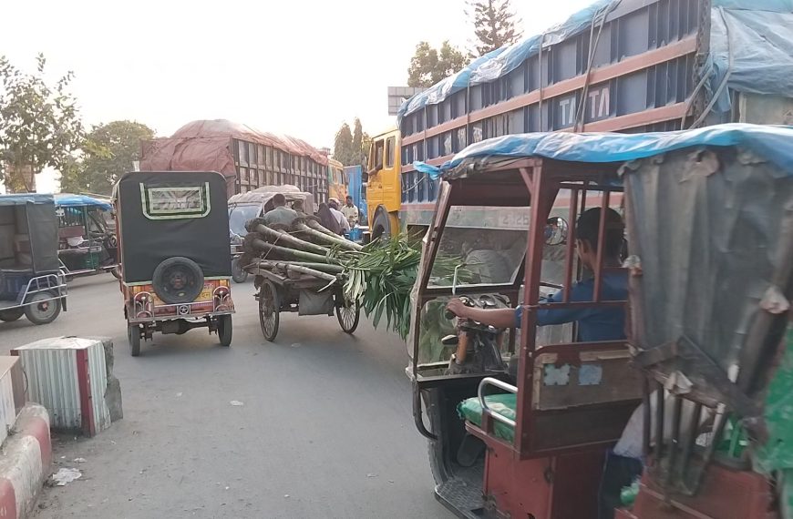 শহরজুড়ে যানজট নাকাল পঞ্চগড়বাসি, এক ব্রীজেই চার দশক