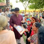 দুর্গোৎসব উপলক্ষে শাড়ি-পাঞ্জাবি বিতরণ করলেন প্রতিমন্ত্রী ফরহাদ হোসেন আজাদ