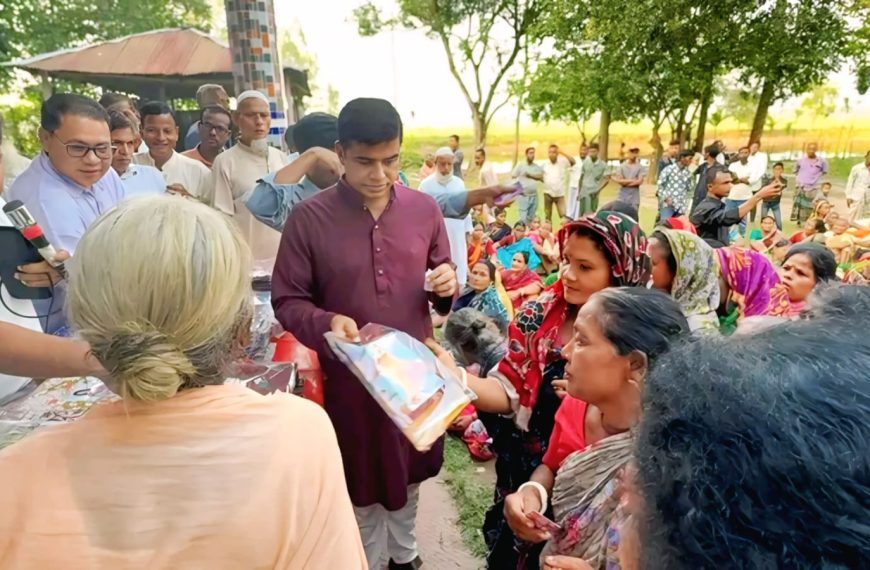 দুর্গোৎসব উপলক্ষে শাড়ি-পাঞ্জাবি বিতরণ করলেন প্রতিমন্ত্রী ফরহাদ হোসেন আজাদ