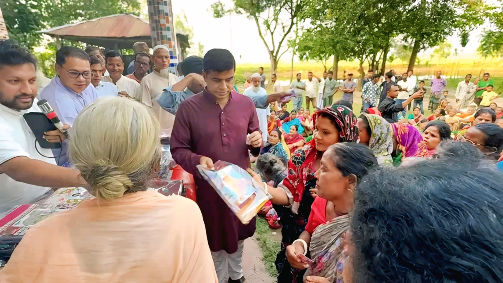 দুর্গোৎসব উপলক্ষে শাড়ি-পাঞ্জাবি বিতরণ করলেন প্রতিমন্ত্রী ফরহাদ হোসেন আজাদ