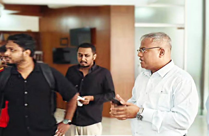 নিয়োগের ২০ দিন পর অফিসের তালা ভেঙে যোগ দিলেন চুয়েট উপাচার্য