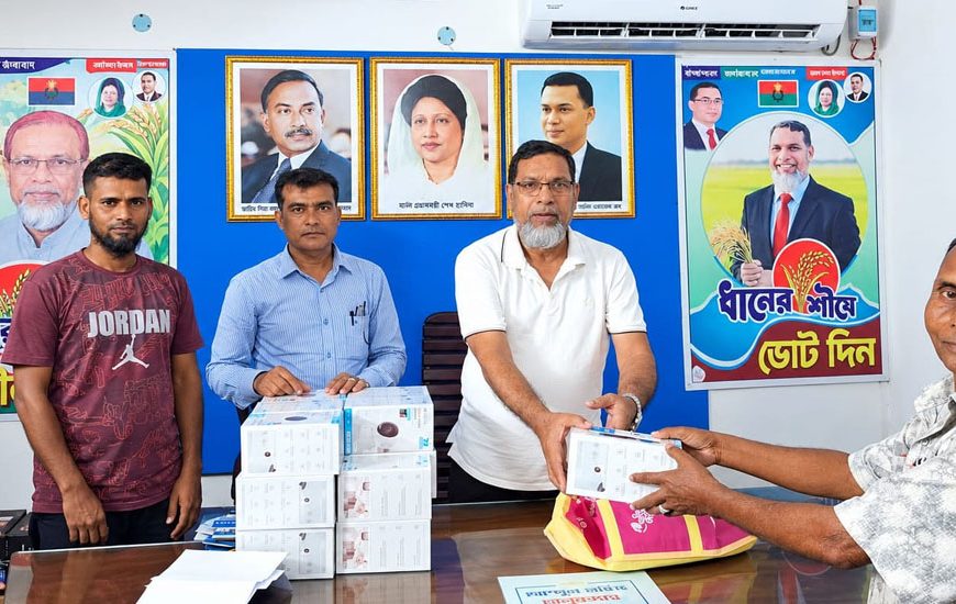 আদমদীঘিতে দুর্গাপূজা মন্ডপে আর্থিক সহায়তা ও সিসিটিভি ক্যামেরা দিলেন এমপি মহিত