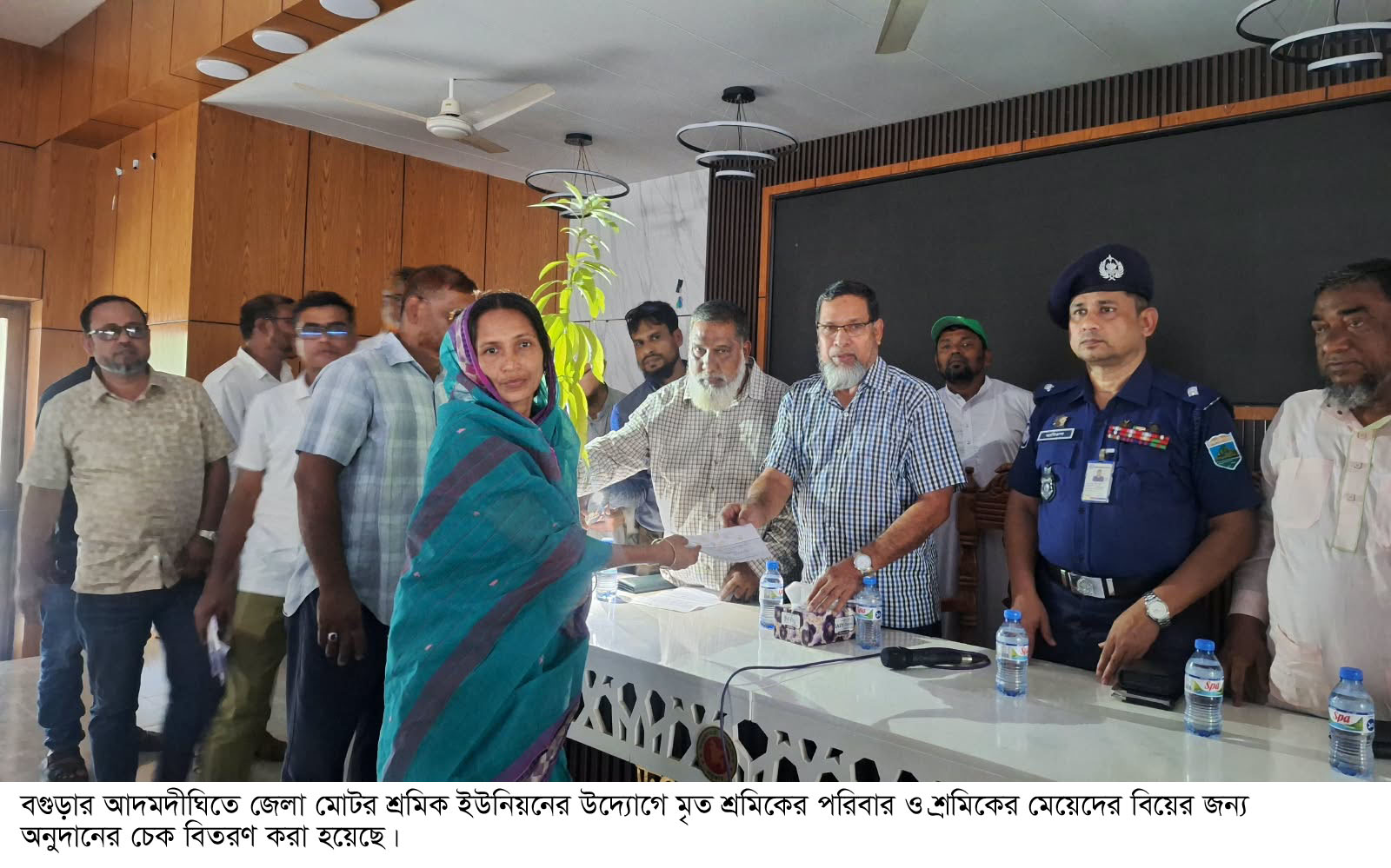 আদমদীঘিতে মৃত শ্রমিকের পরিবার ও শ্রমিকের মেয়েদের অনুদানের চেক বিতরণ