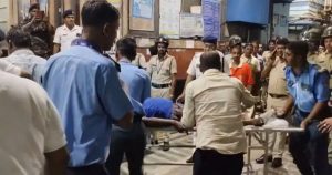 কলকাতায় সর্বজনীন দুর্গোৎসবের মণ্ডপ ভেঙে ১৭ দর্শনার্থীর মৃত্যু
