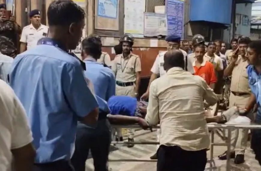 কলকাতায় সর্বজনীন দুর্গোৎসবের মণ্ডপ ভেঙে ১৭&hellip;