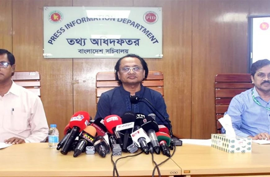 বিশ্ব বাজারে তেলের দাম কমলে সমন্বয় করবে সরকার: তথ্য উপদেষ্টা