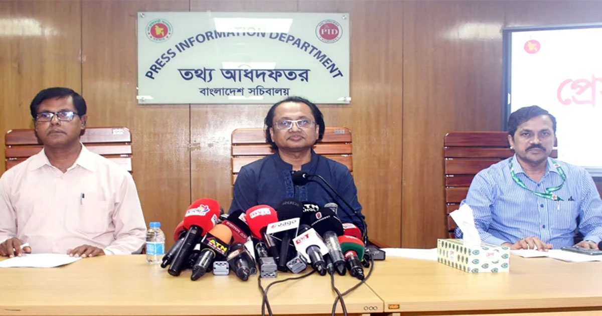 বিশ্ব বাজারে তেলের দাম কমলে সমন্বয় করবে সরকার: তথ্য উপদেষ্টা
