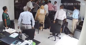 নিজ কার্যালয়ে আইইডিসিআর পরিচালককে মারধর: ড্যাবের বিরুদ্ধে অভিযোগ