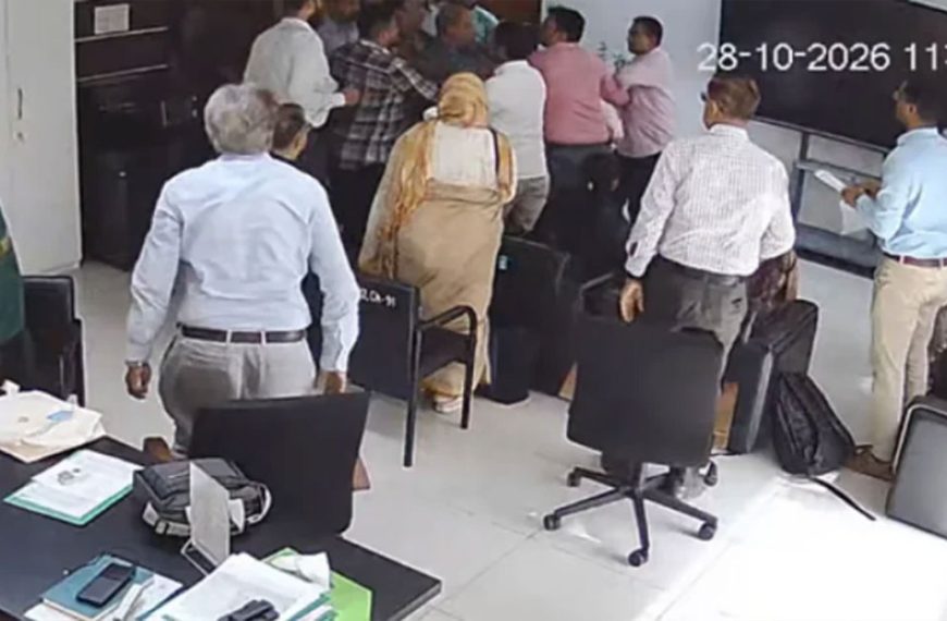 নিজ কার্যালয়ে আইইডিসিআর পরিচালককে মারধর: ড্যাবের বিরুদ্ধে অভিযোগ