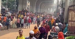 আশুলিয়াতেও শ্রমিক-পুলিশ সংঘর্ষ, ২৫ কারখানা ছুটি, হাতবোমা উদ্ধার