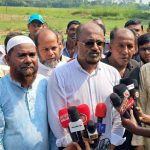 সিরাজদিখানে শিশুদের খেলার মাঠ রক্ষায় গ্রামবাসীর মানববন্ধন