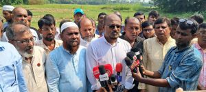 সিরাজদিখানে শিশুদের খেলার মাঠ রক্ষায় গ্রামবাসীর মানববন্ধন