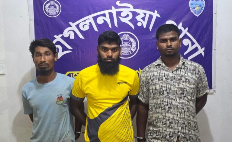 ছাগলনাইয়ায় ঘরে ঢুকে স্বর্ণালংকার ও টাকা লুট, ১৫&hellip;