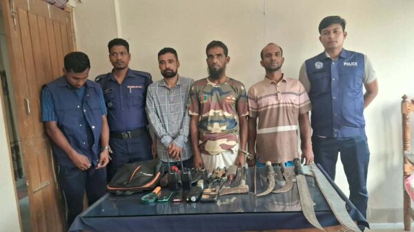 ভারতে অনুপ্রবেশের চেষ্টার সময় তেঁতুলিয়া সীমান্তে তিন তরুণ আটক
